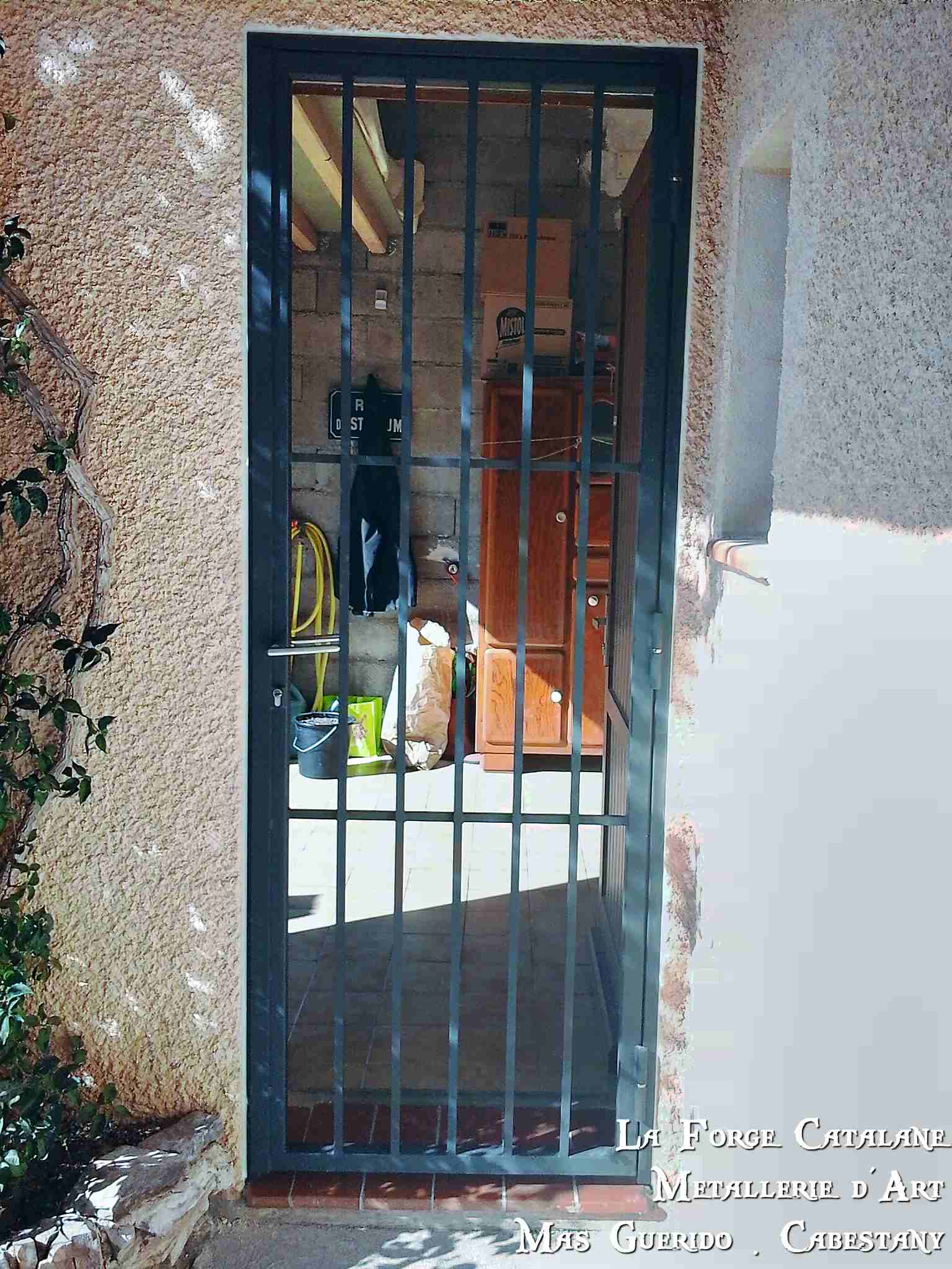 grille articulee serrure 3 points barreaudage carre 16 vertical forge catalane.jpg